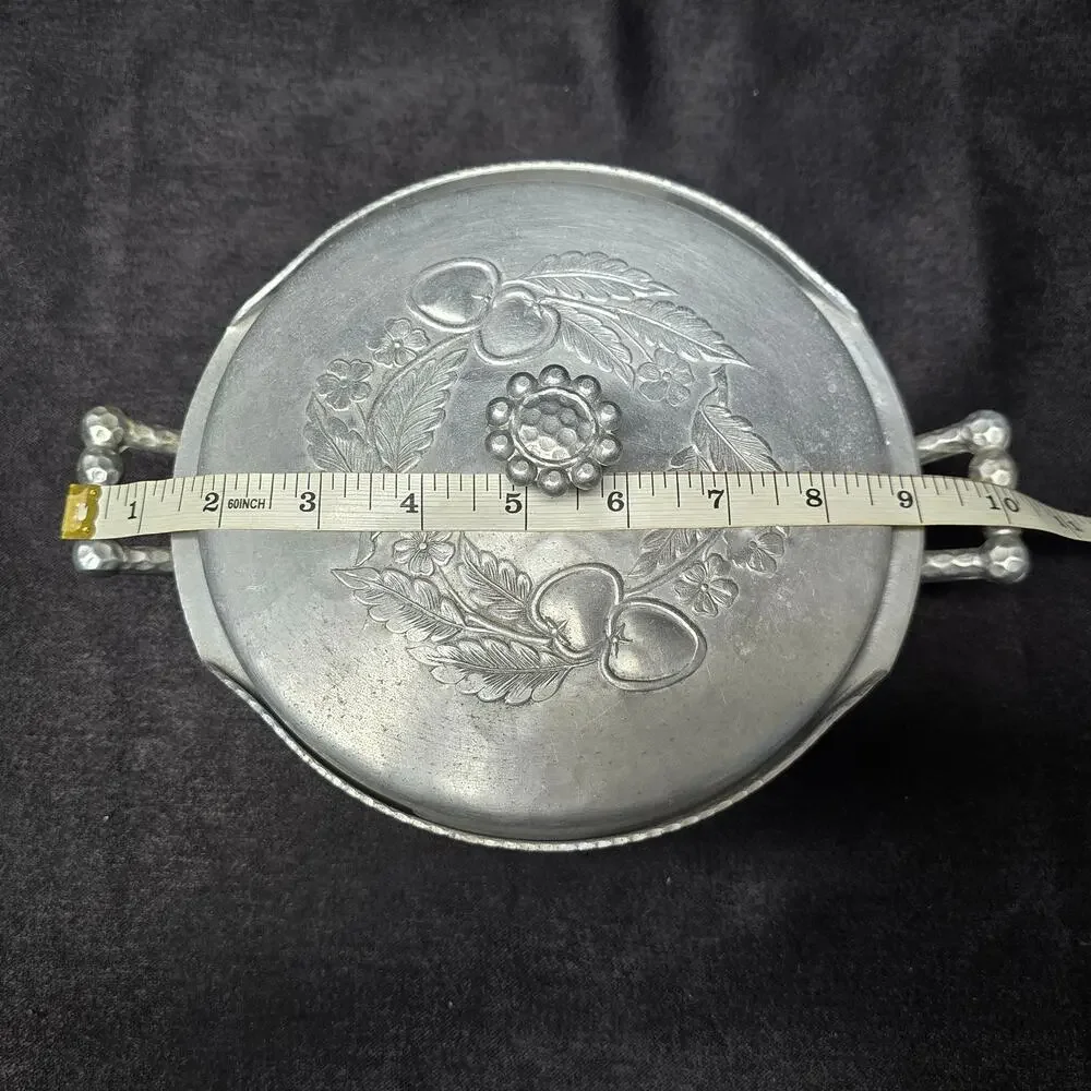 Vintage Everlast Forged Hammered Aluminum Metal Floral Round 7.5